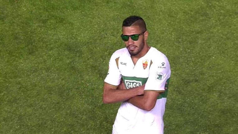 Πανηγύρισε με γυαλί ηλίου! (VIDEO)