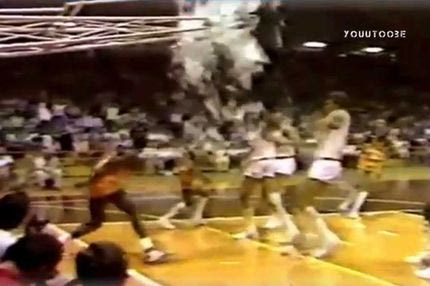 Το “άγνωστο” κάρφωμα του Τζόρνταν: Κατεδαφίζει την μπασκέτα πριν από 30 χρόνια (VIDEO)