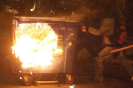 Επεισόδια στον Πειραιά: φωτιές σε κάδους και συνθήματα