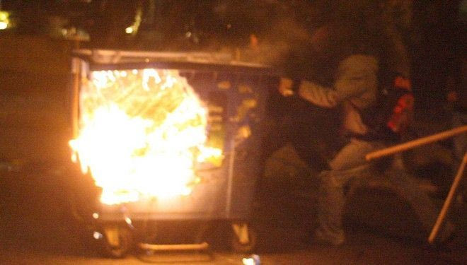 Επεισόδια στον Πειραιά: φωτιές σε κάδους και συνθήματα