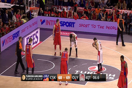 Ο Σλούκας φιλά την μπάλα πριν από την εύστοχη βολή (VIDEO)