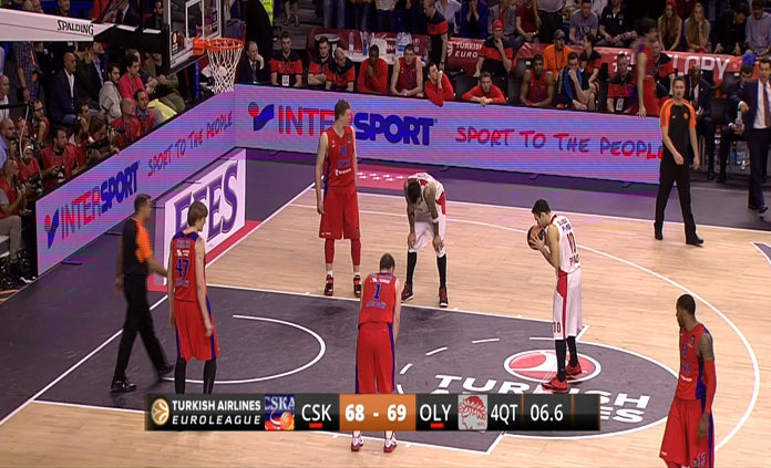 Ο Σλούκας φιλά την μπάλα πριν από την εύστοχη βολή (VIDEO)