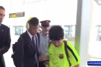 Έπεσε σε κολόνα για ένα αυτόγραφο (VIDEO)