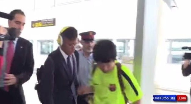 Έπεσε σε κολόνα για ένα αυτόγραφο (VIDEO)