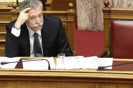 Τρεις αλλαγές και διαρκή επιτήρηση