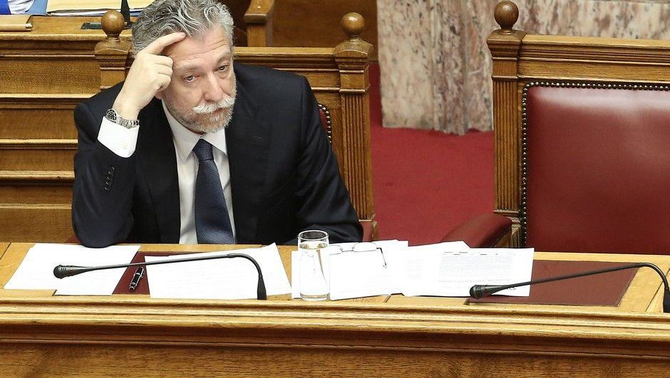 Τρεις αλλαγές και διαρκή επιτήρηση