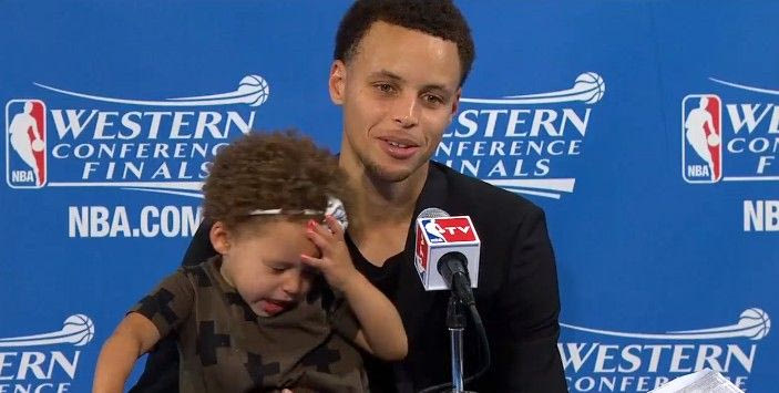 Έκλεψε την παράσταση η κόρη του Κάρι (VIDEO)