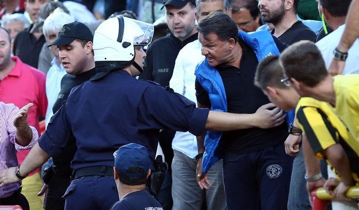 Επεισόδια στην Κόρινθο: Έσκισαν την μπλούζα του Κούγια!