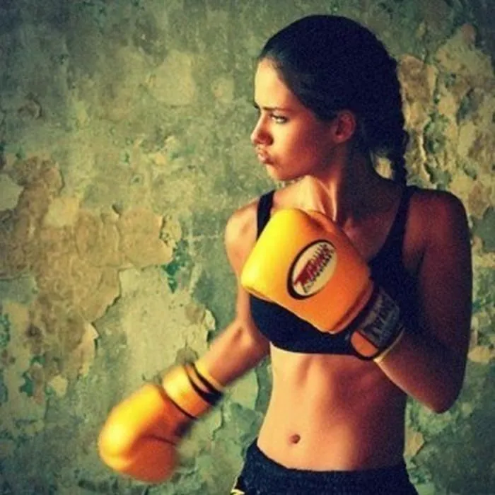 Αντριάνα Λίμα κατά Mayweather