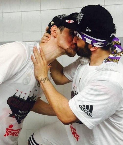 Το “καυτό” φιλί του Νοτσιόνι με τον Καμπάτσο (PHOTO)