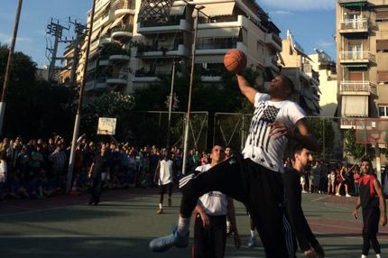 Ο Γιάννης Αντετοκούνμπο παίζει μπάσκετ στη γειτονιά του (PHOTOS+VIDEOS)