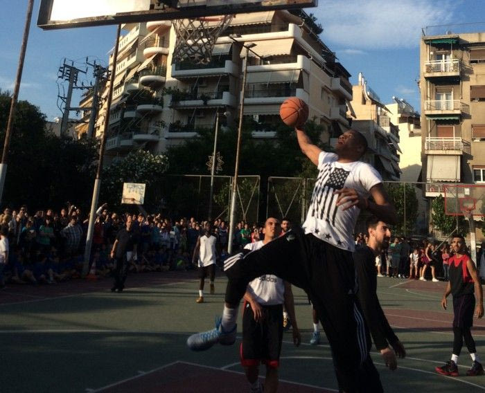 Ο Γιάννης Αντετοκούνμπο παίζει μπάσκετ στη γειτονιά του (PHOTOS+VIDEOS)