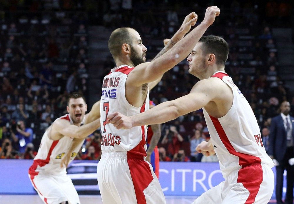 Οι πανηγυρισμοί του Ολυμπιακού για την πρόκριση (VIDEO)