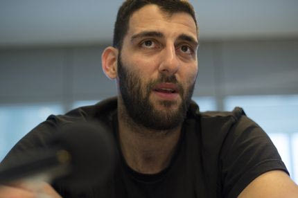 O Γιάννης Μπουρούσης “απασφαλίζει” και μοιράζει τάπες