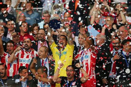 Η απονομή του Κυπέλλου και οι πανηγυρισμοί του Ολυμπιακού (VIDEO)