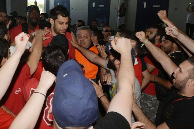 Υποδοχή Αγγελόπουλων και φιλάθλων στην αποστολή του Ολυμπιακού