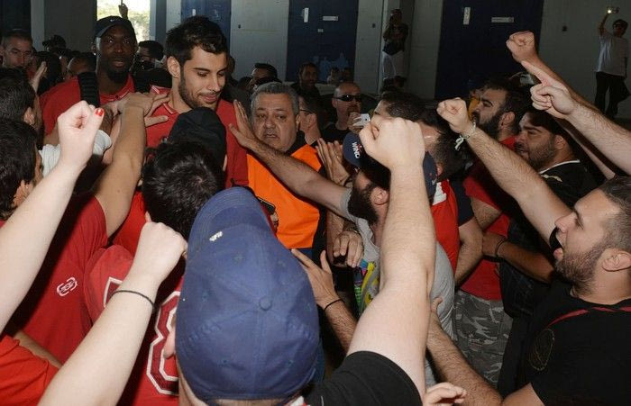 Υποδοχή Αγγελόπουλων και φιλάθλων στην αποστολή του Ολυμπιακού