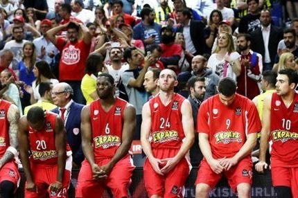 Στιγμές συγκίνησης στον πάγκο του Ολυμπιακού (VIDEO)