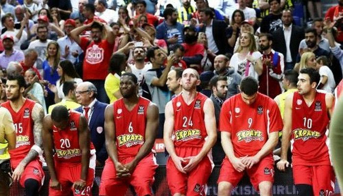 Στιγμές συγκίνησης στον πάγκο του Ολυμπιακού (VIDEO)