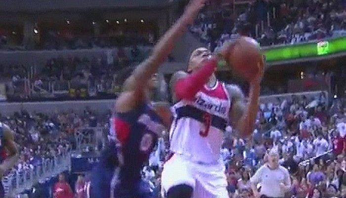 Εγκληματικό φάουλ στο Ουίζαρντς-Χοκς (VIDEO)