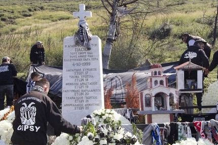 Καταστροφές στο μνημείο των Τεμπών (PHOTOS)