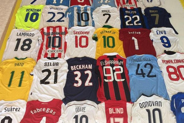 Ο Πικέ παρουσίασε την τεράστια συλλογή από φανέλες (PHOTOS)