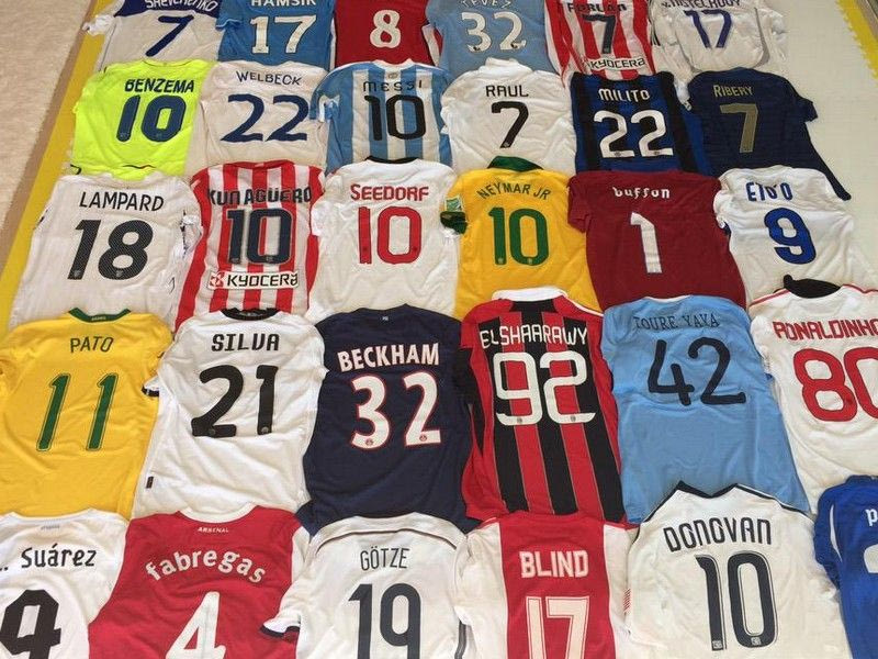 Ο Πικέ παρουσίασε την τεράστια συλλογή από φανέλες (PHOTOS)