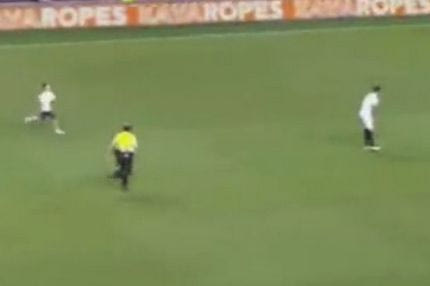 Εισβολή πιτσιρικά στο Σεβίλλη – Ρεάλ (VIDEO)