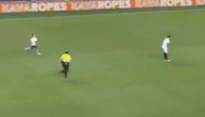 Εισβολή πιτσιρικά στο Σεβίλλη – Ρεάλ (VIDEO)