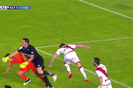 Χτυπήθηκε δύο φορές, αλλά αποβλήθηκε! (VIDEO)