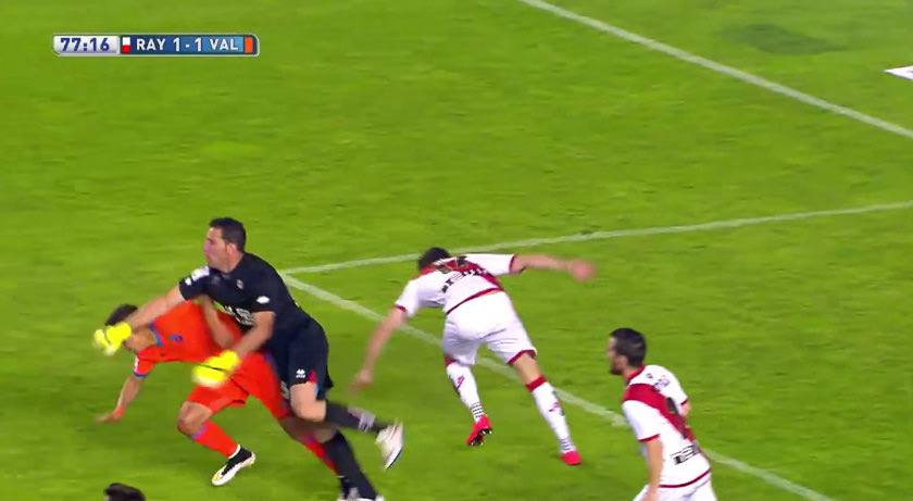 Χτυπήθηκε δύο φορές, αλλά αποβλήθηκε! (VIDEO)