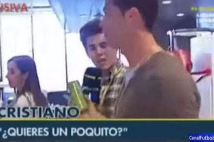 Απέφυγε τον δημοσιογράφο με ένα… αναψυκτικό ο Ρονάλντο (VIDEO)