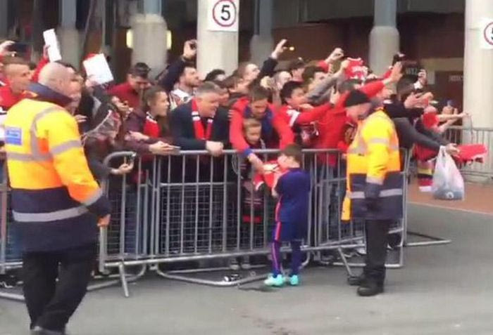 Μοίρασε αυτόγραφα ο Ρούνεϊ Jr. (VIDEO)