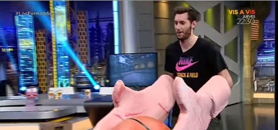 Ο Ρούντι σε τηλεοπτική εκπομπή παίζει ένα διαφορετικό μπάσκετ