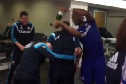 O Ντρογκμπά σπέρνει τον… τρόμο με σαμπάνιες (VIDEOS)