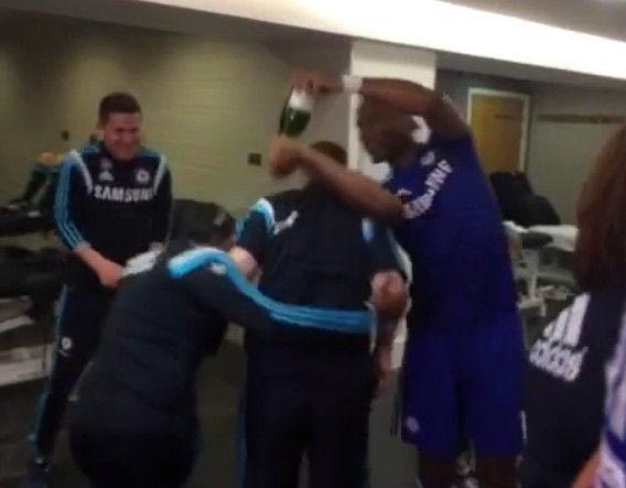 O Ντρογκμπά σπέρνει τον… τρόμο με σαμπάνιες (VIDEOS)