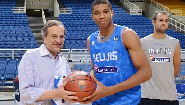 Ο Σαμαράς έσπασε τον αγκώνα του παίζοντας μπάσκετ