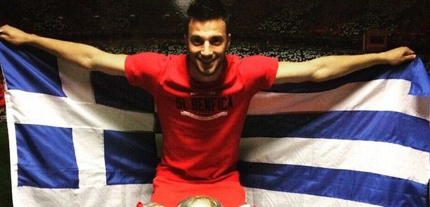 Με την κούπα και την ελληνική σημαία ο Σάμαρης (PHOTO)