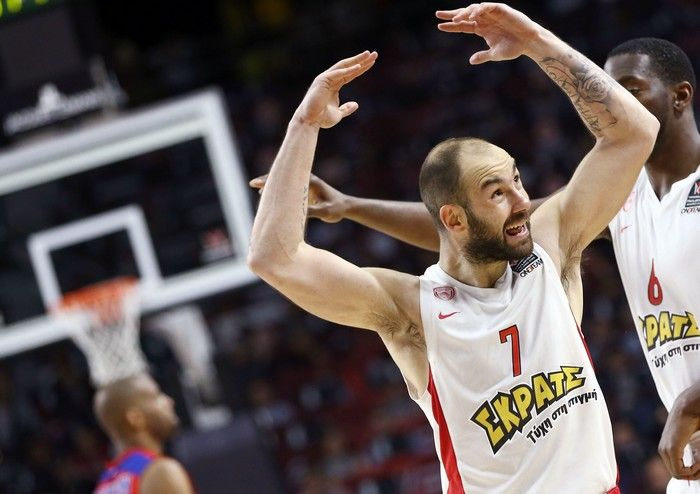 Ο Σπανούλης ξεσηκώνει την εξέδρα του Ολυμπιακού στο Final Four (VIDEO)