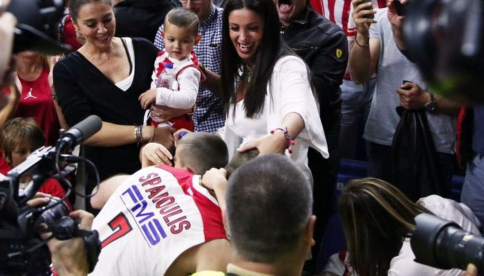 Συγκινητικές στιγμές: Ο Σπανούλης “πνίγεται” στην αγκαλιά των παιδιών του (VIDEO)