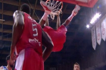 Πάτησε ταμπλό με τα πόδια στο κάρφωμά του ο Πέτγουεϊ (VIDEO)