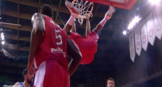 Πάτησε ταμπλό με τα πόδια στο κάρφωμά του ο Πέτγουεϊ (VIDEO)