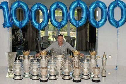 Ο Τέρι, οι 1.000.000 followers και οι κούπες (PHOTO)