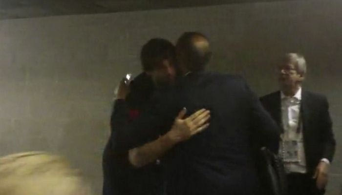 Το φιλί του Τόμιτς στον Τέοντοσιτς (VIDEO)