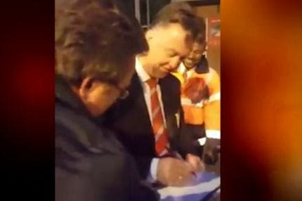 Ο Φαν Χάαλ φωνάζει σύνθημα για τον εαυτό του! (VIDEO)