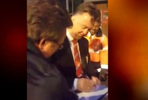 Ο Φαν Χάαλ φωνάζει σύνθημα για τον εαυτό του! (VIDEO)