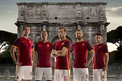 Ο Μανωλάς παρουσιάζει τη νέα φανέλα της Ρόμα