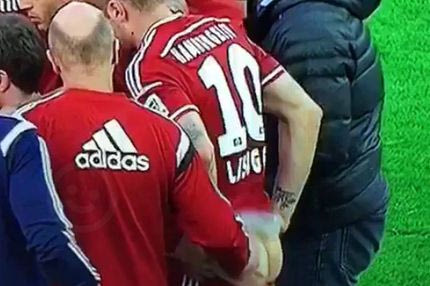 Φυσιοθεραπευτής χαϊδεύει παίκτη στα… οπίσθια!