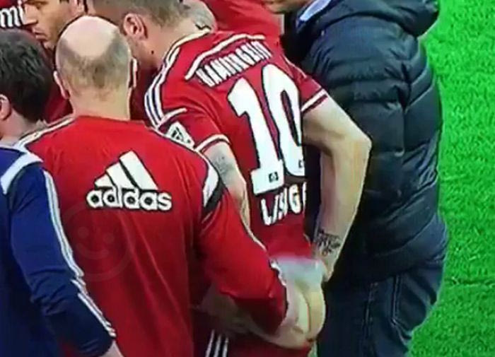 Φυσιοθεραπευτής χαϊδεύει παίκτη στα… οπίσθια!