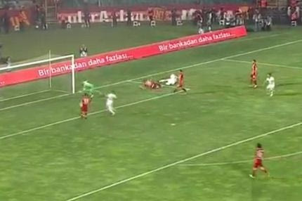 Φανταστική απόκρουση στον τελικό Κυπέλλου